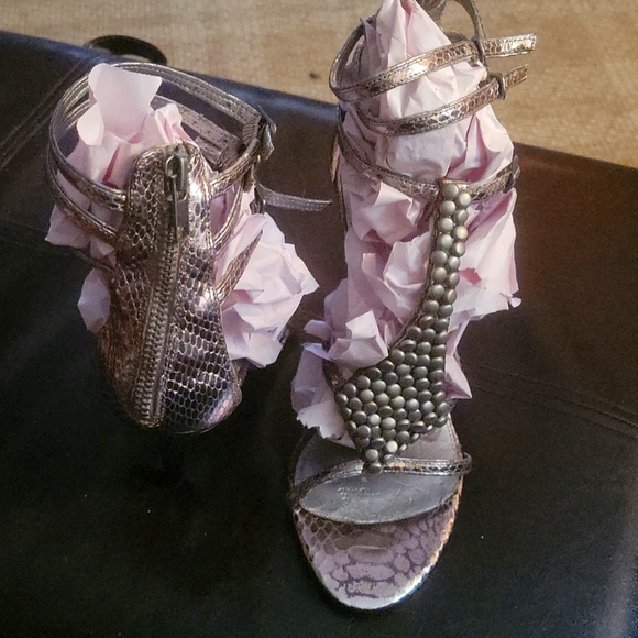 Women's size 7.5M gladiator style Sam Edelman sandal metal and silver in color. - Picture 5 of 5